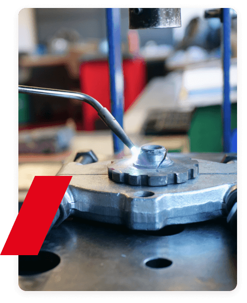 Technicien RénoBoîtes réalisant un usinage de précision en atelier